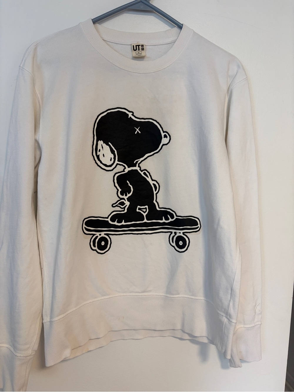UNIQLO x KAWS x Peanuts Snoopy Skateboard Sweatshirt Size S White